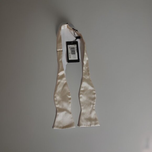 Giorgio Armani 100% Silk Bow Tie Champagne NWT Formal Tuxedo Medium Made Italy - Picture 3 of 6